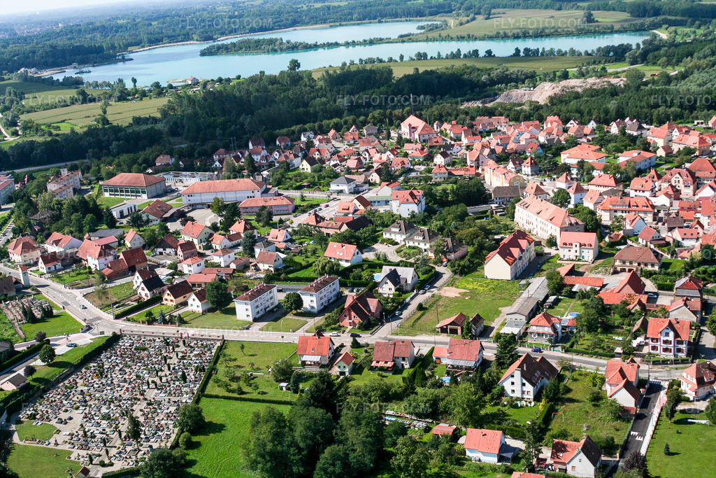 Aerial view: Cemetery in the district Neulauterburg in Lauterbourg in the state Bas-Rhin, France. – Photo: IMG_3611.jpg taken on 08/31/2006 by Werner Riehm/FLY-FOTO.com – Resolution of the original: 3456 x 2304 px