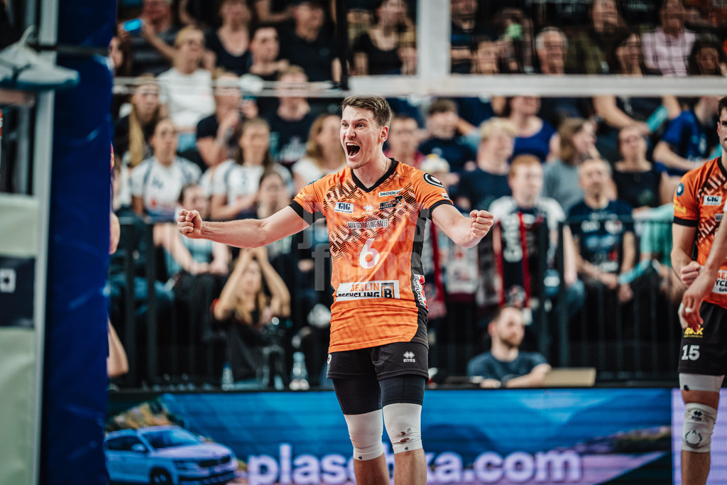 Volleyball | Herren | Saison 2024/2025 | 1. Volleyball Bundesliga Männer | Finale | SVG Lüneburg vs. BERLIN RECYCLING Volleys | 01.05.2025 | Johannes Tille (#6, Berlin Recycling Volleys) jubelt