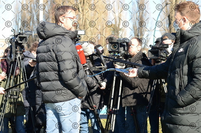 RGE_8040 | Nach dem Training hält Fredi Bobic auf dem Schenckendorffplatz eine Pressekonferenz ab. Fotograf: Ralf Gebhardt - Realisiert mit Pictrs.com