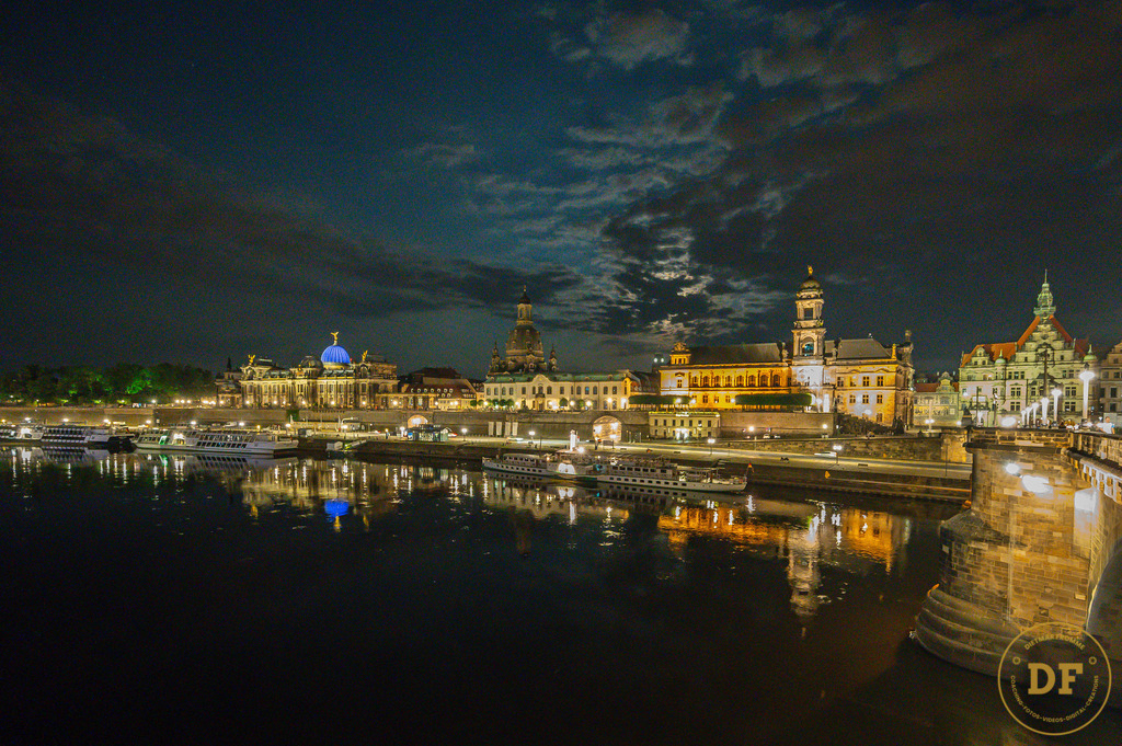 Bewölkter Mond Dresden Brühlsche Terrasse Juli 2024 | Geschenke, Wandbilder und Accessoires mit Motiven aus Dresden und anderen schönen Orten zur Verschönerung Deines zu Hauses und zum verschenken gewünscht? Wähle Deine Lieblingsbild auf dem Produkt Deiner Wahl. 