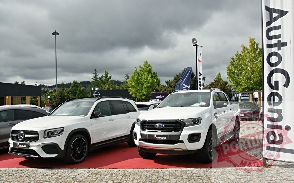 Mercedes-Benz and Ford vehicles at AutoGenial car show | New Mercedes-Benz GLB and Ford Ranger displayed outdoors on red carpet - Realisiert mit Pictrs.com