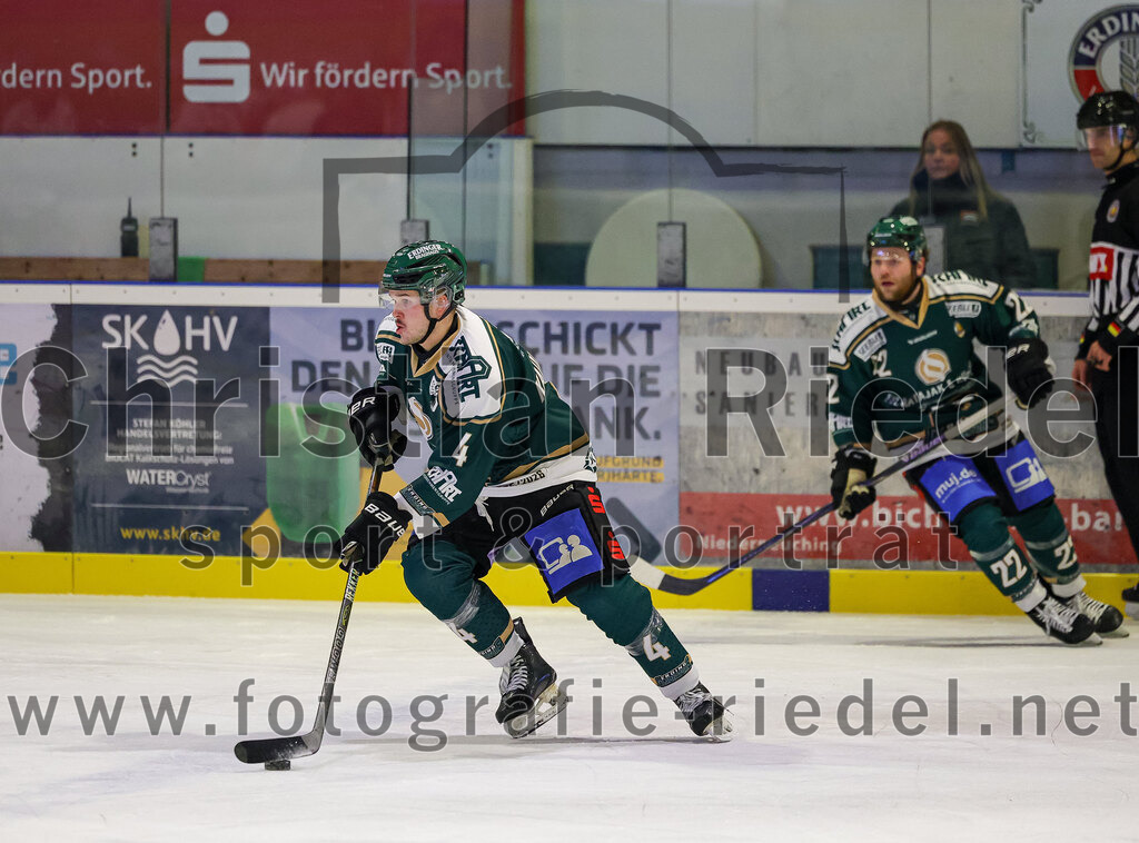 2025-11-25_067_TSV_Erding_gegen_EHF_Passau_Black_Hawks | Erding, Deutschland, 25.11.2025:Eishockey, Oberliga Süd 2025 / 2026, 20. Spieltag, TSV Erding gegen EHF Passau Black Hawks, Endergebnis: 2:3 n.V.Jesse Kauhanen (Erding Gladiators, #4)Foto: Christian Riedel / fotografie-riedel.net