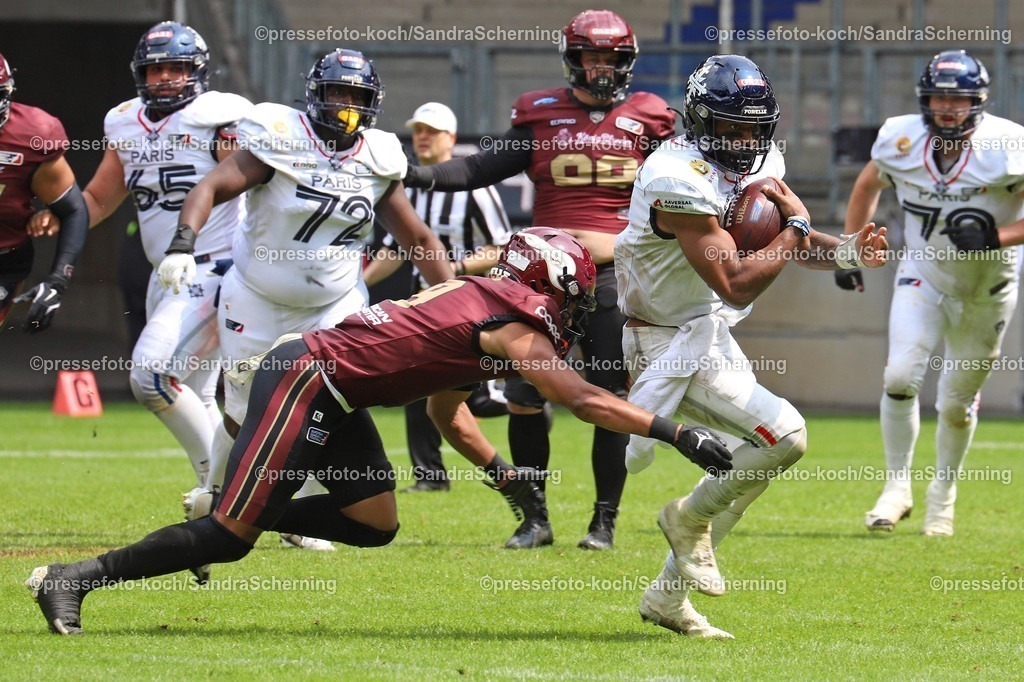 xSSC08062501055 | 08.06.2025, xsscx, American Footballl, Rhein Fire - Paris Musketeers, EFL, Schauinsland-Reisen-Arena, Saison 2025: Quarterback Jaylon Henderson (8) von Paris Musketeers findet keinen Mitspieler und läuft selber