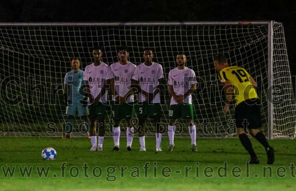 2023-09-15_071_FC_Moosinning_gegen_SV_Waldperlach | Moosinning, Deutschland, 15.09.2023:
Fußball, Bezirksliga Oberbayern Ost 2023 / 2024, 9. Spieltag, FC Moosinning gegen SV Waldperlach, Endergebnis: 0:1

Torwart Benedikt Heinrich (SV Waldperlach, #1), Abdelaziz Abdane (SV Waldperlach, #6), Nikolaos Rizzo (SV Waldperlach, #9), Mohamed Abdane (SV Waldperlach, #5), Francesco Pardi (SV Waldperlach, #18), Thomas Auerweck (FC Moosinning, #19)

Foto: Christian Riedel / fotografie-riedel.net
