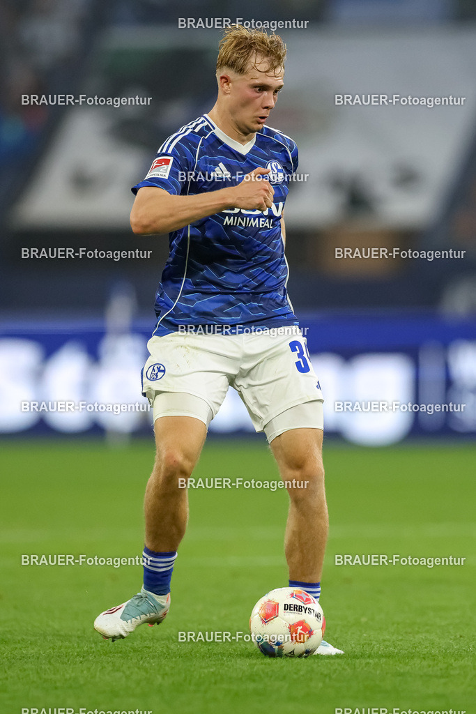1_S04BER_20250801_1646.JPG -  - FC Schalke 04 - Hertha BSC Berlin - 2. Bundesliga | Gelsenkirchen, Deutschland, 01.08.25: Peter Remmert (FC Schalke 04) in Aktion, am Ball, Einzelaktion waehrend des Spiels der 2. Bundesliga zwischen FC Schalke 04 - Hertha BSC Berlin in der Veltins-Arena am 01. August 2025 in Gelsenkirchen, Deutschland. (Foto von Stefan Brauer/Brauer-Fotoagentur)DFB/DFL REGULATIONS PROHIBIT ANY USE OF PHOTOGRAPHS AS IMAGE SEQUENCES AND/OR QUASI-VIDEO.