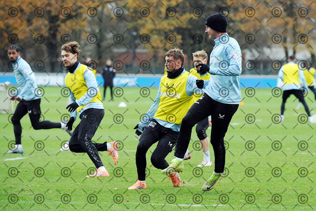 RGE_8167b | Hertha BSC, 2.Bundesliga, Herren, Saison 2025/26, Training, Montag 17.11.2025,  Mitte li. Michael Cuisance ( Hertha BSC ),  Paul Seguin ( Hertha BSC ),   Fotograf:   Ralf Gebhardt - Realisiert mit Pictrs.com