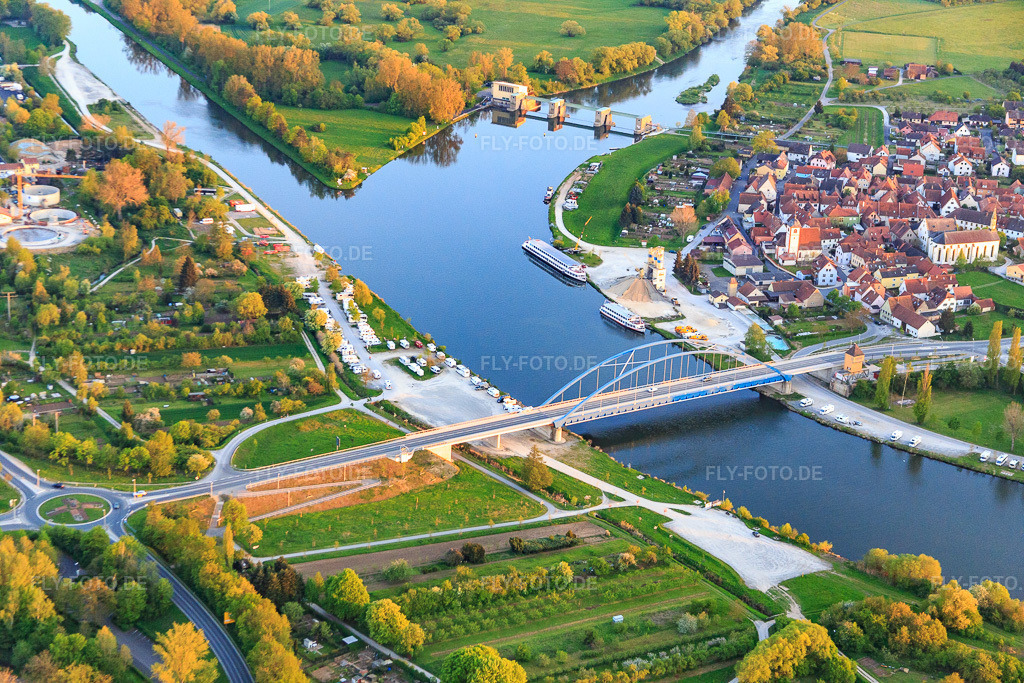 Luftbild: Mainbrücke Volkach, Wasserkraftwerk Volkach und Übergang in den Mainkanal an der Mainschleife in Volkach im Bundesland Bayern in Deutschland. – Foto: IMG_087930.jpg vom 05.05.2016 durch Werner Riehm/FLY-FOTO.de – Auflösung des Originals: 5472 x 3648 px – WWW.UNIPER.ENERGY