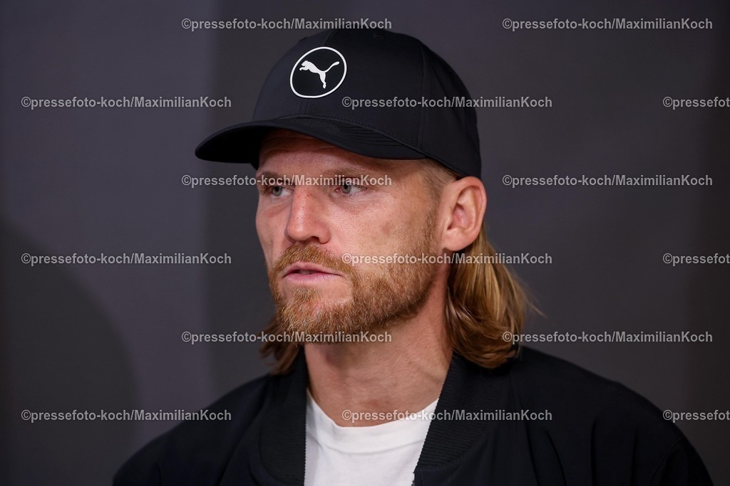 BMG05102502214 | 05.10.2025, Fußball, Borussia Mönchengladbach - SC Freiburg, 1. Fußball Bundesliga, Borussia-Park, Saison 2025 2026: Cheftrainer Eugen Polanski (Borussia Mönchengladbach) DFB regulations prohibit any use of photographs as image sequences and or quasi-video.