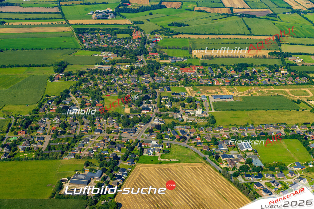 Stadt Ladelund von Oben- Die Luftaufnahme wurde 2025 vom UL-Flugzeug heraus erstellt ( keine Drohnenaufnahme ) - Hochauflösende Luftaufnahme - für Wandbilder und großformatige Ausdrucke geeignet. Das besondere Geschenk!Hier alle&nbsp;Infos zur Lizenzierung der LuftaufnahmeWir fliegen auch dieses Jahr wieder in Ihre Region um Luftbilder zu erstellen.- Luftbild anfragen