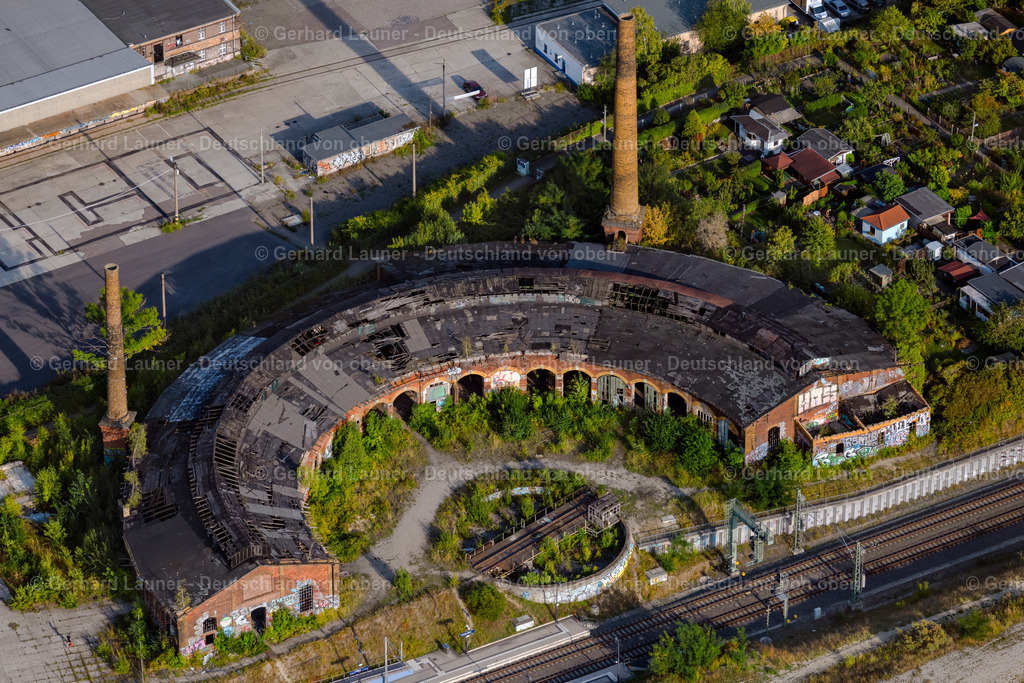 4040526 | LEIPZIG 14.09.2020 Ruine des Rundschuppen " Lokschuppen Bayerischer Bahnhof " an der Semmelweisstraße im Ortsteil Zentrum-Südost in Leipzig im Bundesland Sachsen, Deutschland. Weiterführende Informationen bei: BUWOG - Region Ost Development GmbH,  BUWOG Bauträger GmbH,  BUWOG Immobilien Treuhand GmbH,  BUWOG Lindenstraße Development GmbH,  Leipziger Stadtbau Aktiengesellschaft. // Ruin of the round shed " Lokschuppen Bayerischer Bahnhof " on street Semmelweisstrasse in the district Zentrum-Suedost in Leipzig in the state Saxony, Germany. Further information at: BUWOG - Region Ost Development GmbH,  BUWOG Bautraeger GmbH,  BUWOG Immobilien Treuhand GmbH,  BUWOG Lindenstrasse Development GmbH,  Leipziger Stadtbau Aktiengesellschaft. Foto: Gerhard Launer