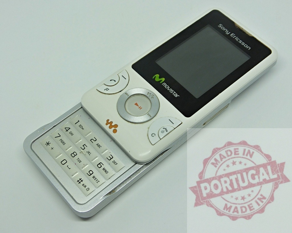 Sony Ericsson slider phone showing Movistar logo, lying on white background | Old Sony Ericsson phone with visible Movistar logo and keypad, suggesting past communication technology - Realisiert mit Pictrs.com