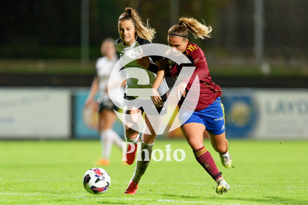 DZ9_5240_c | Switzerland: AXA Womens Super League 2025/26, Servette FC Chenois Feminin vs FC Aarau Frauen - Stade des Trois-Chene, Chene-Bourge: Celia Hofer (27 FC Aarau Frauen) Gloria Marinelli (9 Servette FC Chenois Feminin) battle for the ball (duel) 