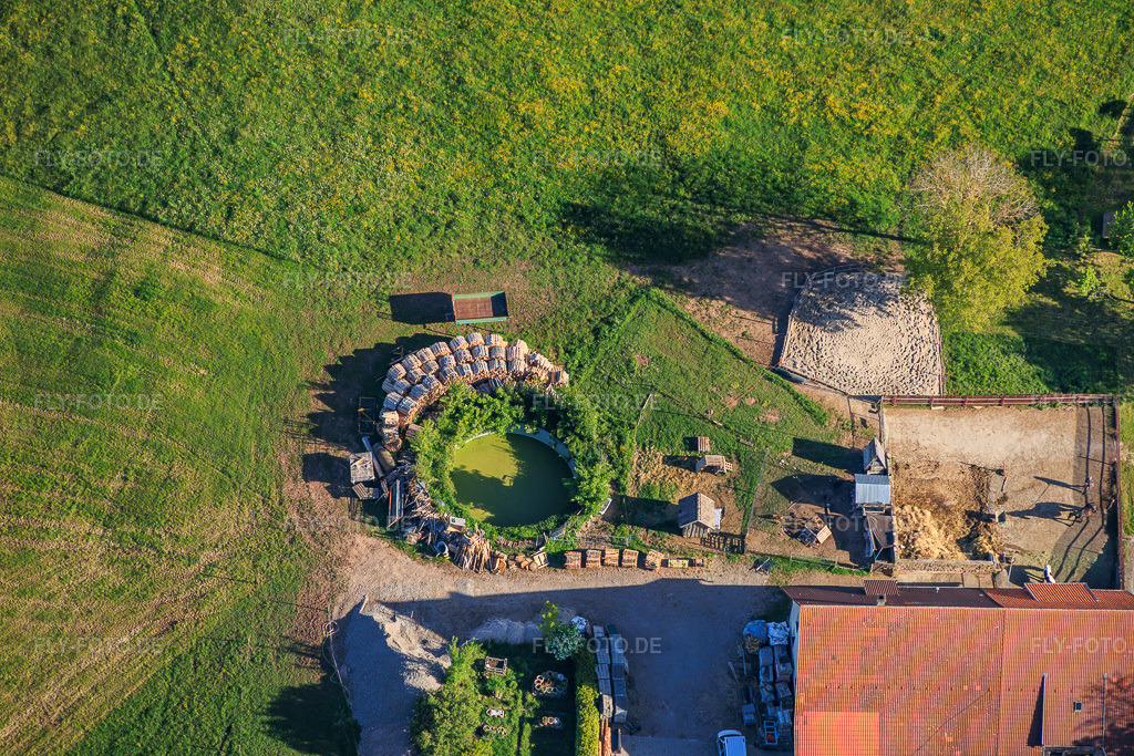 Luftbild: Biotop am Wohnmobilstellplatz Hutneck in Schramberg im Bundesland Baden-Württemberg in Deutschland. – Foto: IMG_156588.jpg vom 17.05.2026 durch Werner Riehm/FLY-FOTO.de – Auflösung des Originals: 6000 x 4000 px