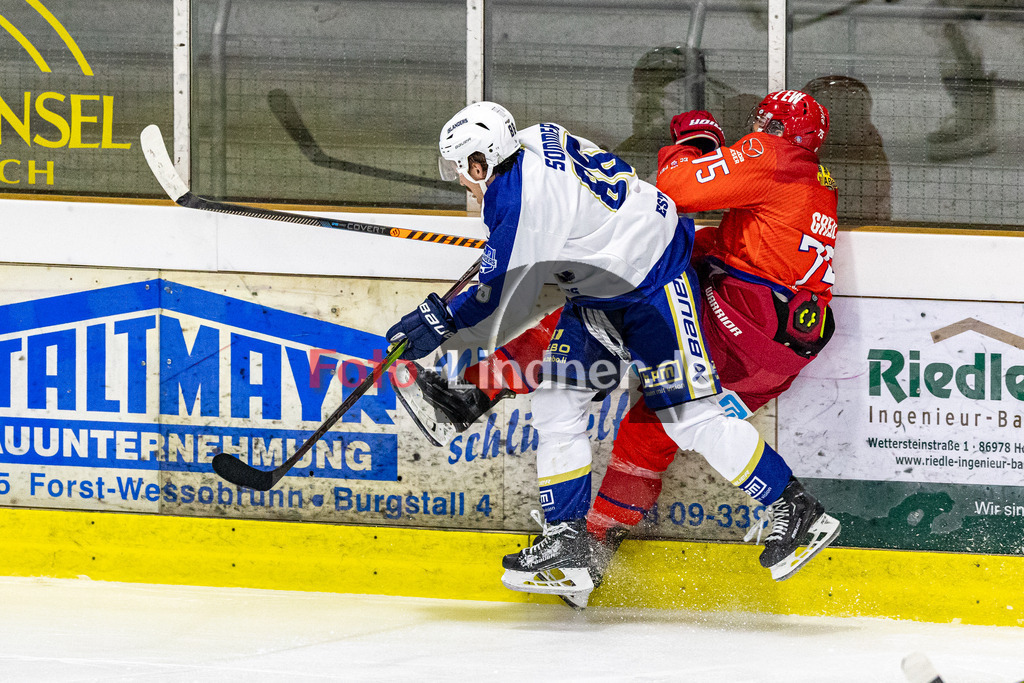 Testspiel EC Peiting vs EV Lindau Islanders | Eishockey Oberliga Süd Vorbereitung 2023/2024, Testspiel EC Peiting vs EV Lindau Islanders
Check von Walker SOMMER (Islanders 88) gegen Niklas GREIL (ECP 75),
2023-09-15 in Peiting (Eisstadion)
88 Walker SOMMER (Islanders 88), 75 Niklas GREIL (ECP 75)
Copyright: FotoLindnerWJL