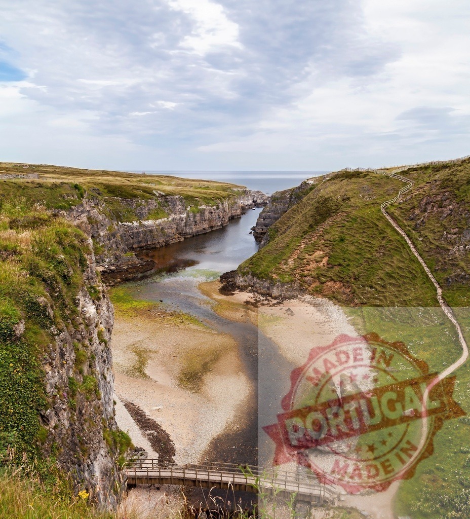 Smoo Cave gorge stream flowing into Atlantic Ocean in Durness | Smoo Cave gorge with a stream, beach, and bridge leading to the Atlantic Ocean - Realisiert mit Pictrs.com