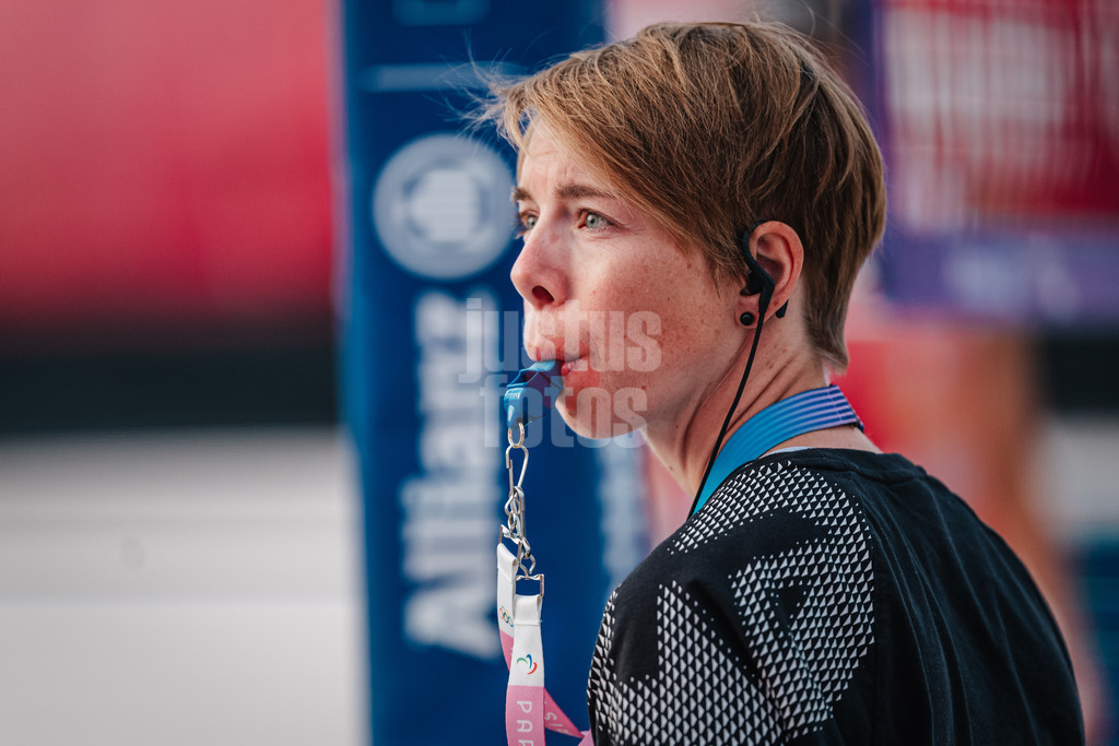 Beachvolleyball | Männer | Allianz German Beach Tour 2024 | Tourstop Kühlungsborn 2 | 15.08.2024 | Schiedsrichterin Lea Becker mit der Pfeife im Mund