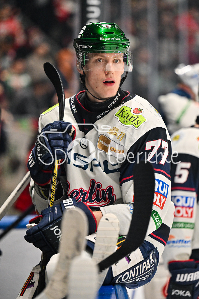 Augsburger Panther - Eisbären Berlin | aUGSBURG, GERMANY - 27. JANUARY: im Bild Eric HÖRDLER (Eisbären Berlin 77) auf der Bande der Eisbären während dem Match zwischen den Augsburger Panthern und den Fischtown Pinguins am 43. Spieltag der Penny DEL im Curt Frenzel Stadion