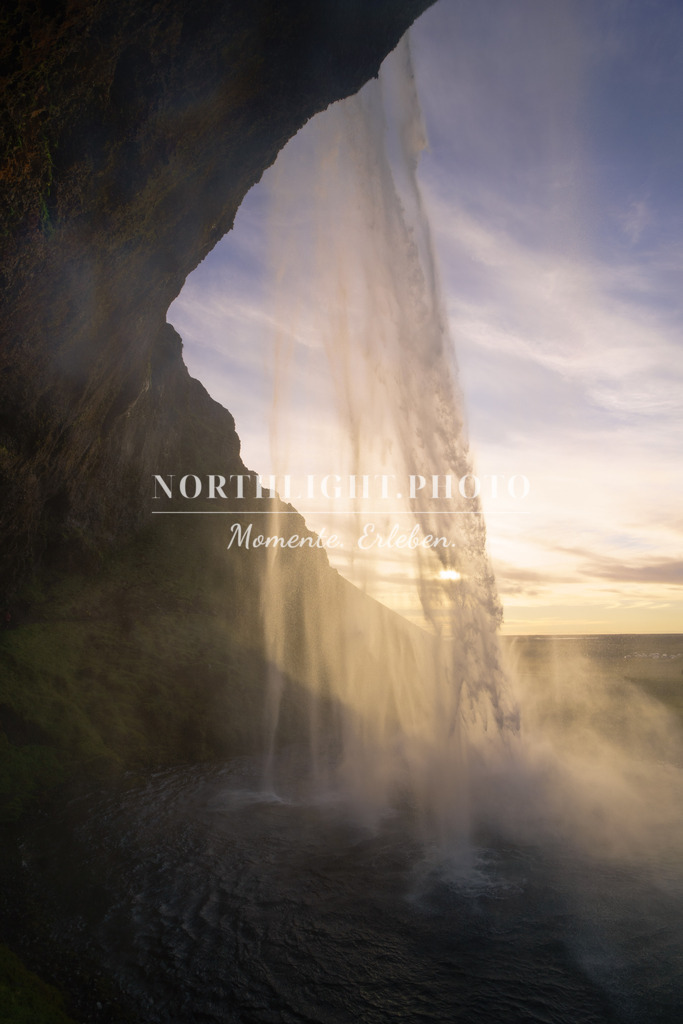 Sonnenuntergang hinter dem Wasserfall | Exklusive Landschaftsfotografien von der Ostsee, ganz Deutschland und dem Rest der Welt. Gedruckt auf hochwertigen Materialien. Die Welt an deiner Wand - jetzt im Northlight.Photo Shop bestellen. - Realisiert mit Pictrs.com
