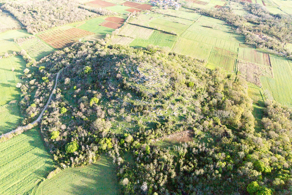 Vue aérienne: Vue de la ville à Valkarin dans le département Gespanschaft Istrien, Croatie. Photo: IMG_106338.jpg prise le 14/04/2018 par Werner Riehm/FLY-FOTO.eu – Résolution de l'original: 5472 x 3648 px