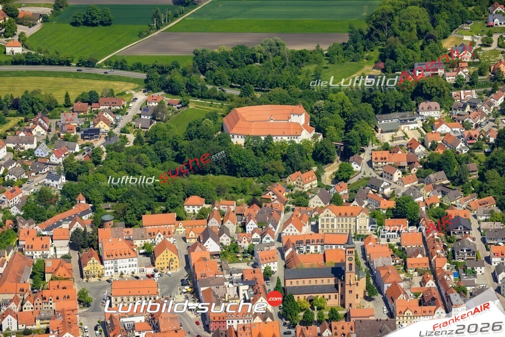 Das Luftbild zeigt Altstadt Friedberg - Die Luftaufnahme wurde 2023 vom UL-Flugzeug aus erstellt ( keine Drohne ) - Hochauflösende Luftaufnahme - Für grossformatige Ausdrucke geeignet. Die Geschenkidee !Mit Lizenz und Bildrechte bestellbar