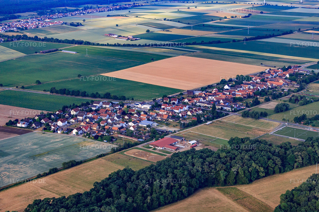 Luftbild: Dorfansicht aus Nordosten im Ortsteil Minderslachen in Kandel im Bundesland Rheinland-Pfalz in Deutschland. Foto: IMG_67950.jpg vom 14.06.2014 durch Werner Riehm/FLY-FOTO.de