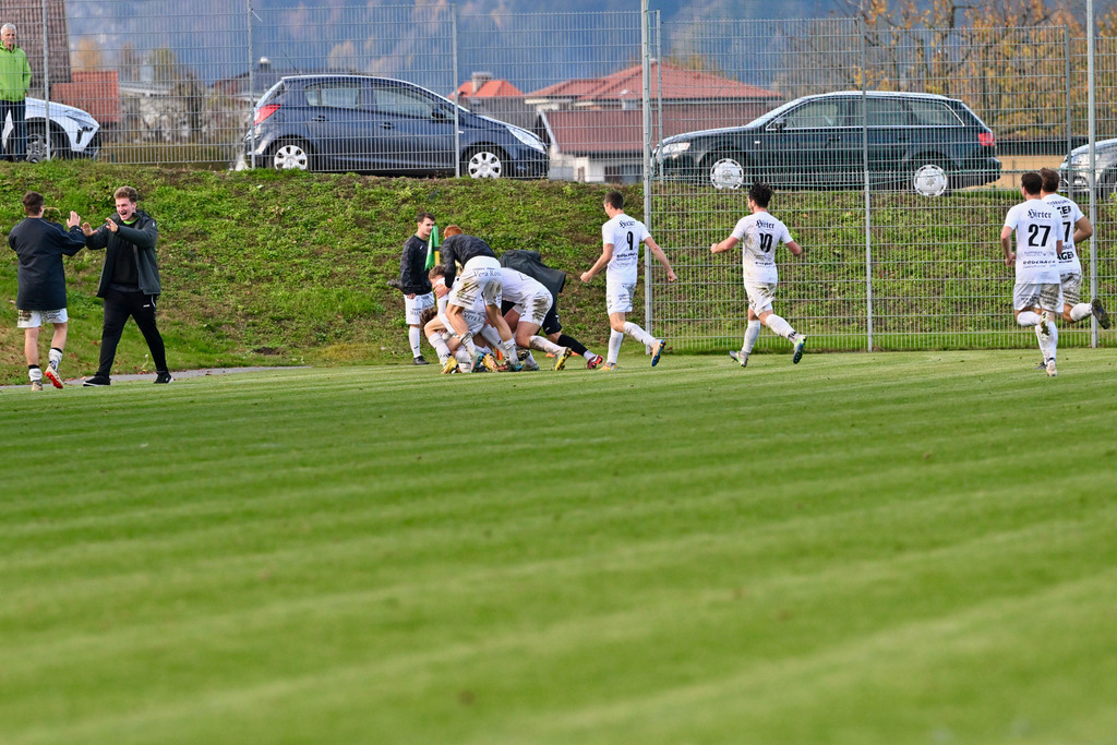 SC Landskron vs. FC Lendorf 12.11.2022 | Jubel FC Lendorf Mannschaft