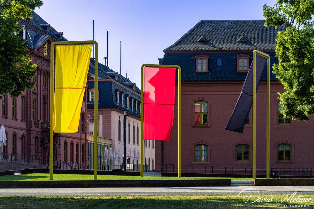Kunst vor dem Landtag Rheinland-Pfalz | Kunst vor dem Landtag Rheinland-Pfalz - Die Vergänglichkeit von Demokratie von Michael Sailstorfer