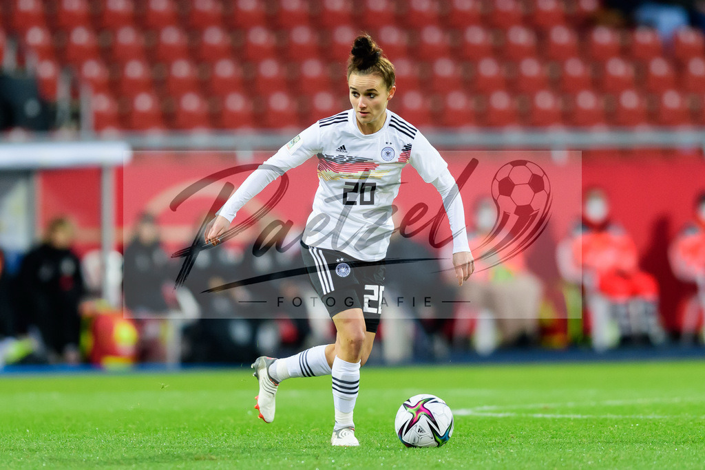 GERTUR20211126_102 | Fussball, Frauen: Lina Magull (Germany) in Aktion, am Ball, Einzelaktion bei dem Spiel der WM-Qualifikation zwischen Deutschland und Tuerkei im Eintracht-Stadion am 26.11.2021 in Braunschweig, Deutschland. - Realisiert mit Pictrs.com