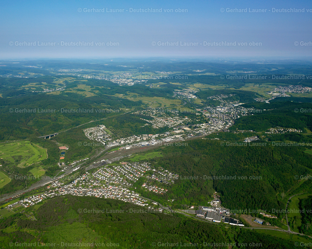 2611156 | DILLENBURG 06.09.2006 Von Wald und Forstgebieten umgebener Ortskern der Straßen und Häuser und Wohngebiete in Dillenburg im Bundesland Hessen, Deutschland // Surrounded by forest and forest areas center of the streets and houses and residential areas in Dillenburg in the state Hesse, Germany Foto: Gerhard Launer