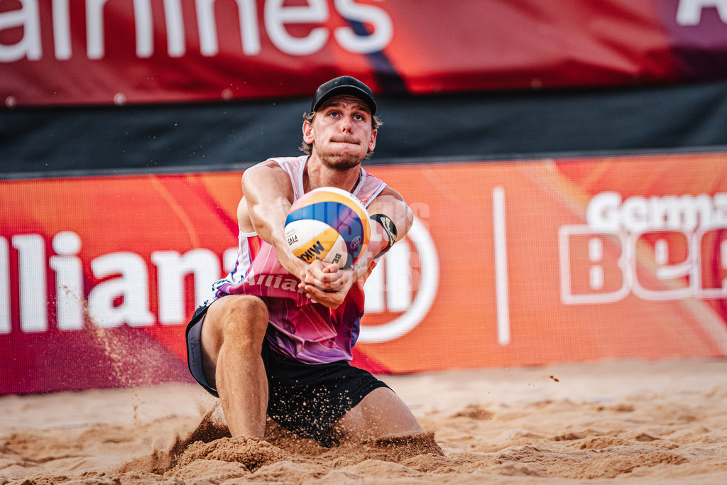 Beachvolleyball | Männer | German Beach Tour 2024 | Tourstop München | 19.07.2024 | Paul Henning nimmt den Ball an