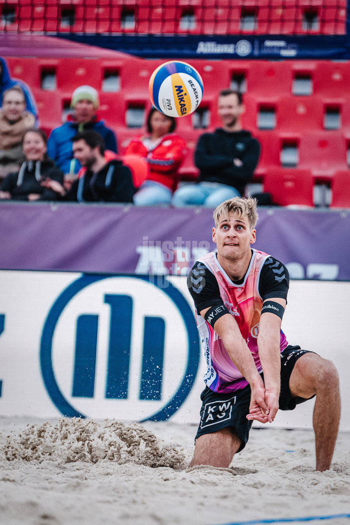 Beachvolleyball | Männer | German Beach Tour 2024 | Tourstop Bremen | 06.06.2024 | Simon Kulzer nimmt den Ball an
