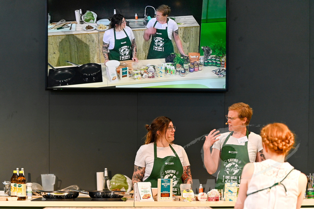 _DWI3700 | Das Herz der internationalen Bio-Branche schlug vom 26.–29.07.2022 für vier Tage in Nürnberg. Die BIOFACH, Weltleitmesse für Bio-Lebensmittel, und die VIVANESS, Internationale Fachmesse für Naturkosmetik, meldet sich mit der einmaligen „Summer Edition“ zurück. Groß war die Wiedersehensfreude der über 24.000 Fachbesucher aus 137 Ländern. Im Fokus: Der persönliche Austausch, Networking und vertiefte Gespräche zu den Themen der Zeit. Aber auch: Neuheiten und Trends entdecken und eintauchen mit allen Sinnen in die Produktvielfalt der 2.276 Aussteller aus 94 Ländern. Nürnberg, 29.07.2022 - Realisiert mit Pictrs.com