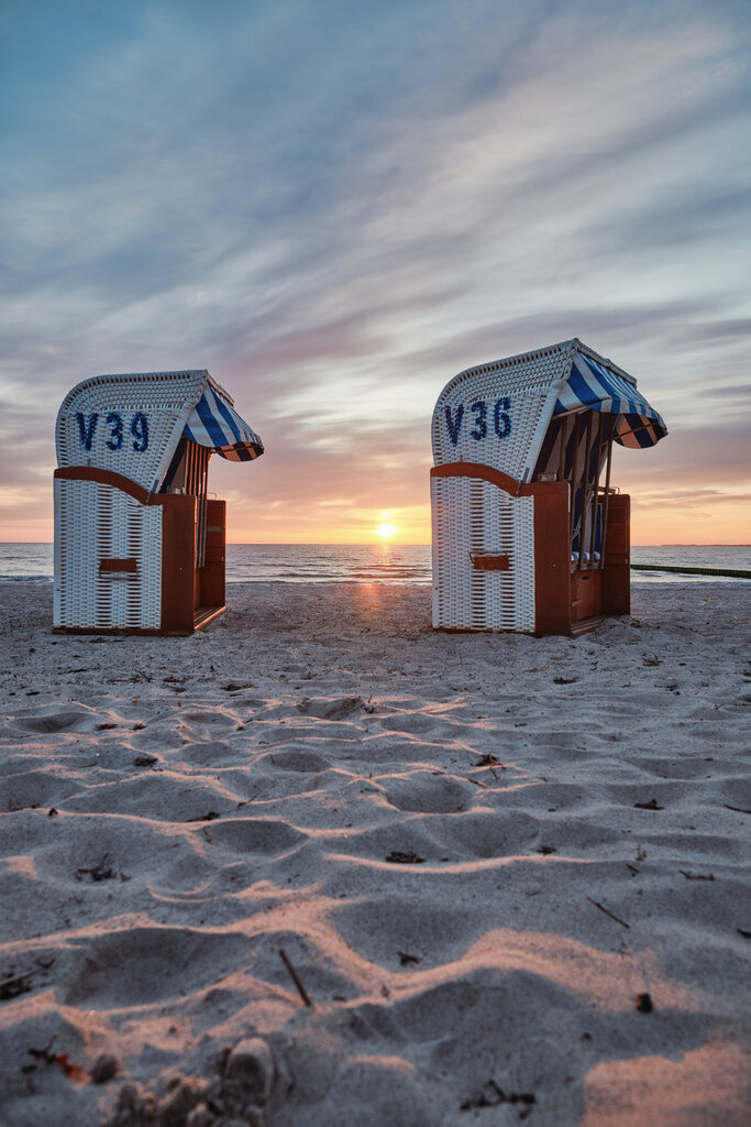 CS-240508-4404-1 | Strandkörbe im Sonnenaufgang in Boltenhagen