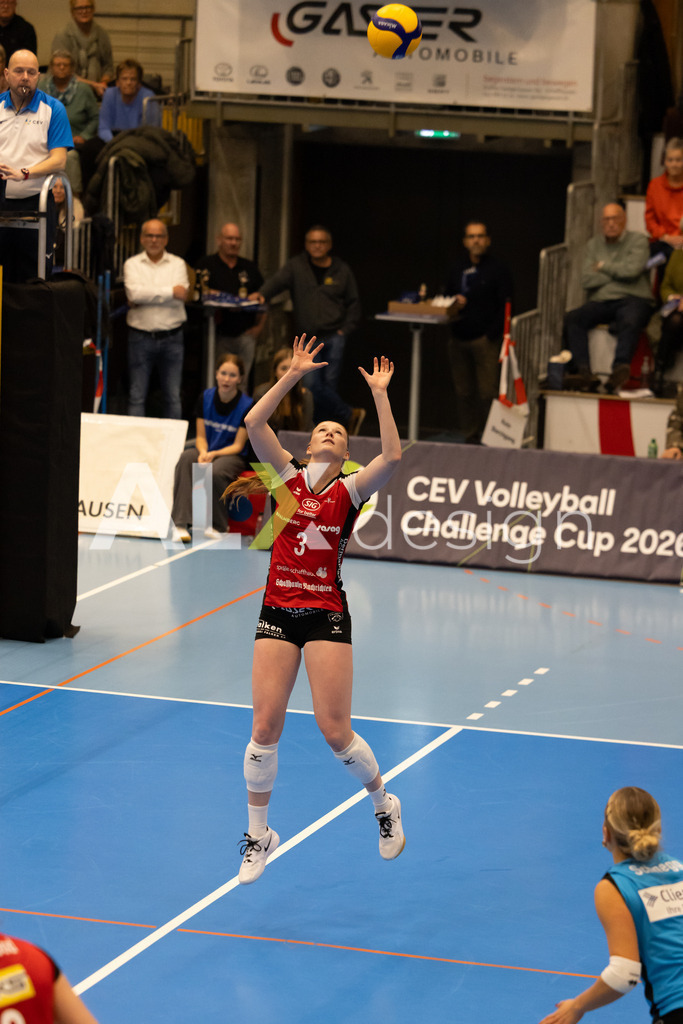 Volleyball I Frauen I Saison 2025-2026 I CEV Volleyball Challenge Cup 2026 | Women I 16th Finals I VC Kanti Schaffhausen - TJ Ostrava I 03.12.2025 | VC Kanti Schaffhausen - 3 Sydney Cole (USA) – Pass / Zuspiel - Realisiert mit Pictrs.com