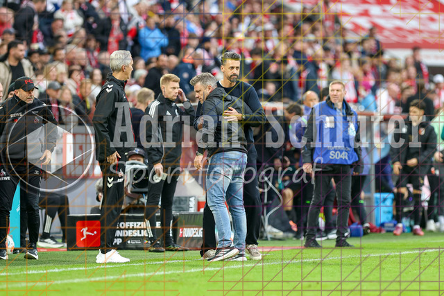 1. FC Köln vs FC Augsburg - 1. Bundesliga  | Köln, Deutschland, 18.10.25:   Trainer Lukas Kwasniok  und Trainer Sandro Wagner verabschieden sich nach dem Spielwaehrend des Spiels der 1. Bundesliga zwischen  1. FC Köln vs FC Augsburg im RheinEnergieStadion(Foto von Brauer-Fotoagentur / Adrian Schlueter)
