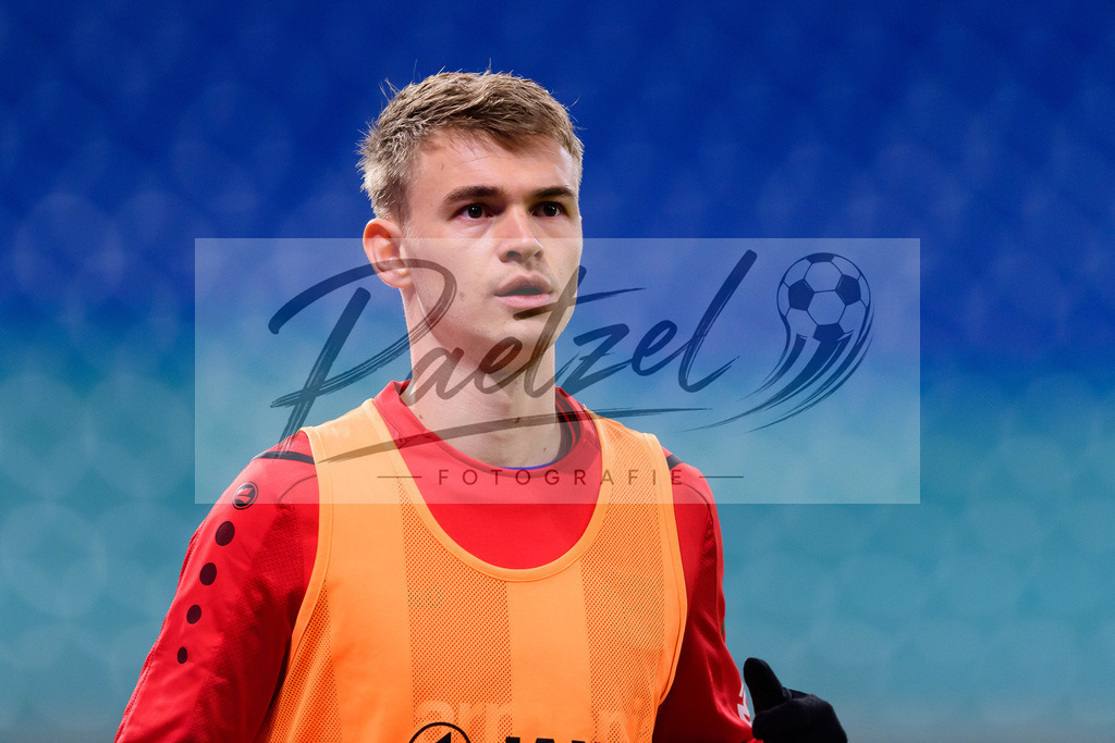 RBLLEV20211128_164 | Fussball, Herren: Daley Sinkgraven (Bayer 04 Leverkusen) schaut bei dem Spiel der 1. Bundesliga zwischen RB Leipzig und Bayer 04 Leverkusen in der Red Bull Arena am 28.11.2021 in Leipzig, Deutschland.DFB / DFL REGULATIONS PROHIBIT ANY USE OF PHOTOGRAPHS AS IMAGE SEQUENCES AND/OR QUASI-VIDEO. - Realisiert mit Pictrs.com