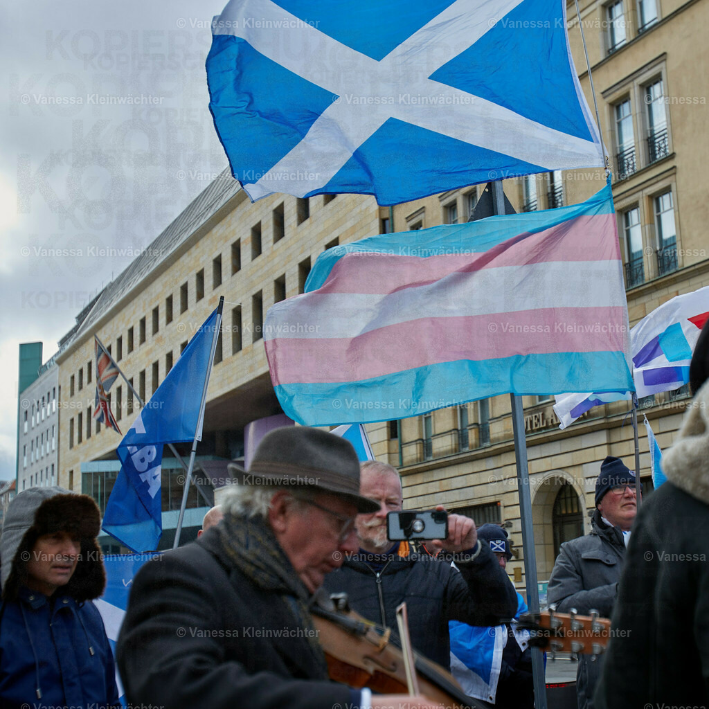 #IndyBerlin23 - Demonstration für schottische Unabhängigkeit | Rund 60 Personen ziehen am 11.03.2023 mit einer Demonstration vom Brandenburger Tor an der Britischen Botschaft vorbei zum Roten Rathaus, um die Unabhängigkeit Schottlands zu fordern.

On March 11, 2023, approx. 60 people rally in support of the Scottish independence, marching from Brandenburg Gate via the British Embassy to the Red Town Hall.  - Realisiert mit Pictrs.com