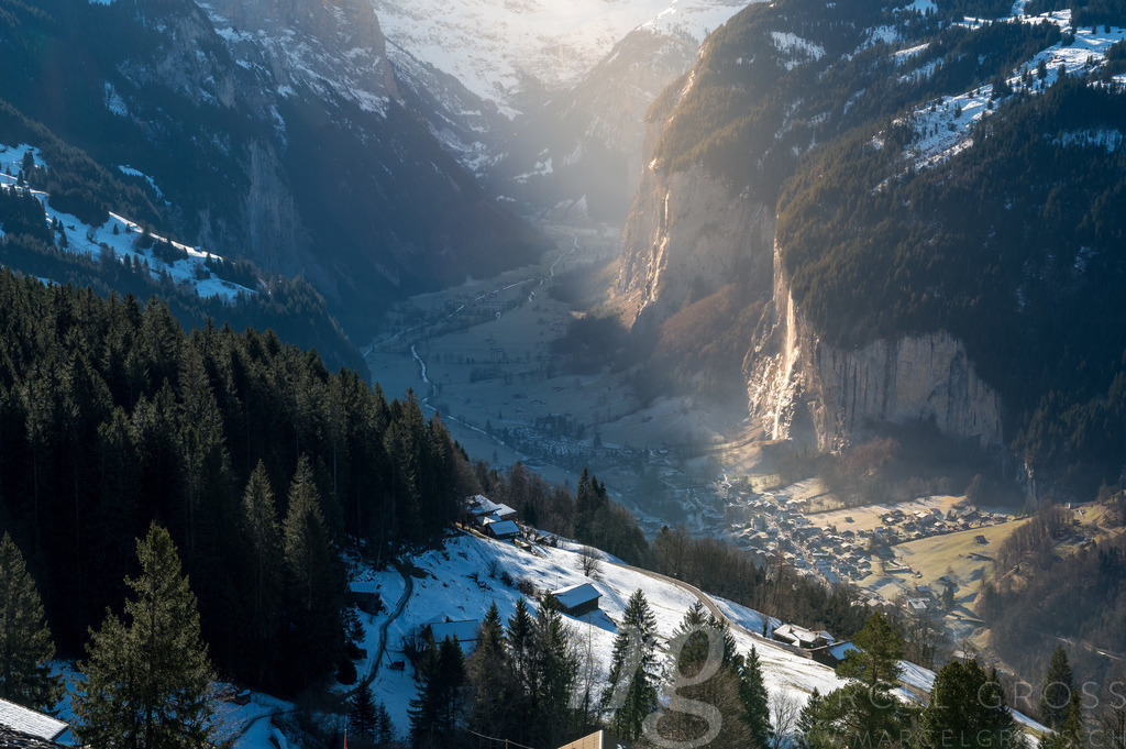 dramatic light over Lauterbrunnen Valley on a beautiful winter morning  | Die ideale Geschenkidee für Naturliebhaber. Naturbilder von Marcel Gross Photography für ihr Zuhause in den verschiedensten Formaten und Materialien. - Realisiert mit Pictrs.com