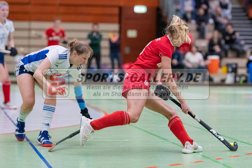 HK_20230114_102989 | 1. Bundesliga ( Halle ) Damen Crefelder HTC - RTHC Leverkusen am 14.1.2023 Crefelder HTC  ( CHTC ) Halle Glockenspitz , Krefeld , Rosser Mia ( Crefelder HTC #18 )