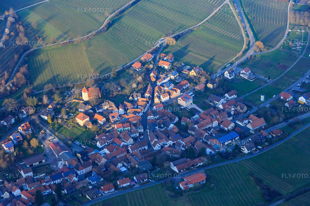 Luftbild: Martinskirche an der Sonnenbergstr in Leinsweiler im Bundesland Rheinland-Pfalz in Deutschland. Foto: IMG_086829.jpg vom 26.03.2016 durch Werner Riehm/FLY-FOTO.de