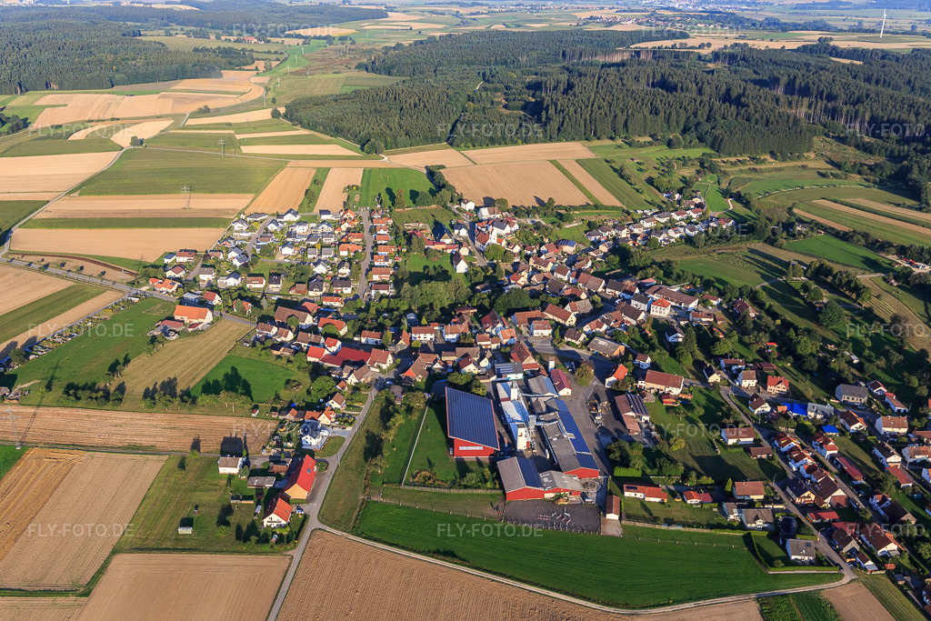Luftbild: Dorfansicht mit großer PV-Anlage auf den Dächern der Schönweiler GmbH aus Westen im Ortsteil Heudorf in Scheer im Bundesland Baden-Württemberg in Deutschland. Foto: IMG_129199.jpg vom 04.09.2021 durch Werner Riehm/FLY-FOTO.deschoenweiler-holz.de