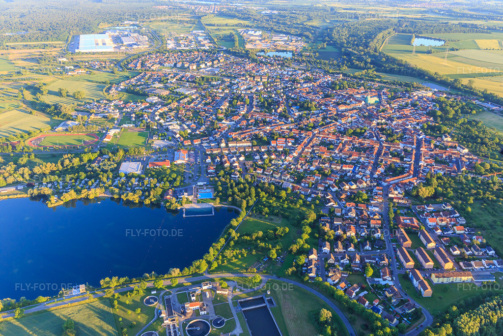 Luftbild: Stadtansicht aus Norden am Abend hinterm Freyersee in Philippsburg im Bundesland Baden-Württemberg in Deutschland. Foto: IMG_100907.jpg vom 10.06.2017 durch Werner Riehm/FLY-FOTO.de