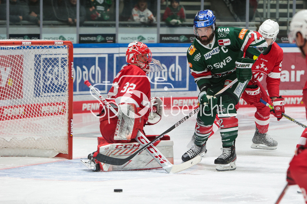 Augsburger Panther - Klagenfurter AC | Brady Lamb (AEV #2) bringt den Puck nicht an Sebastian DAHM (KAC #32) vorbei