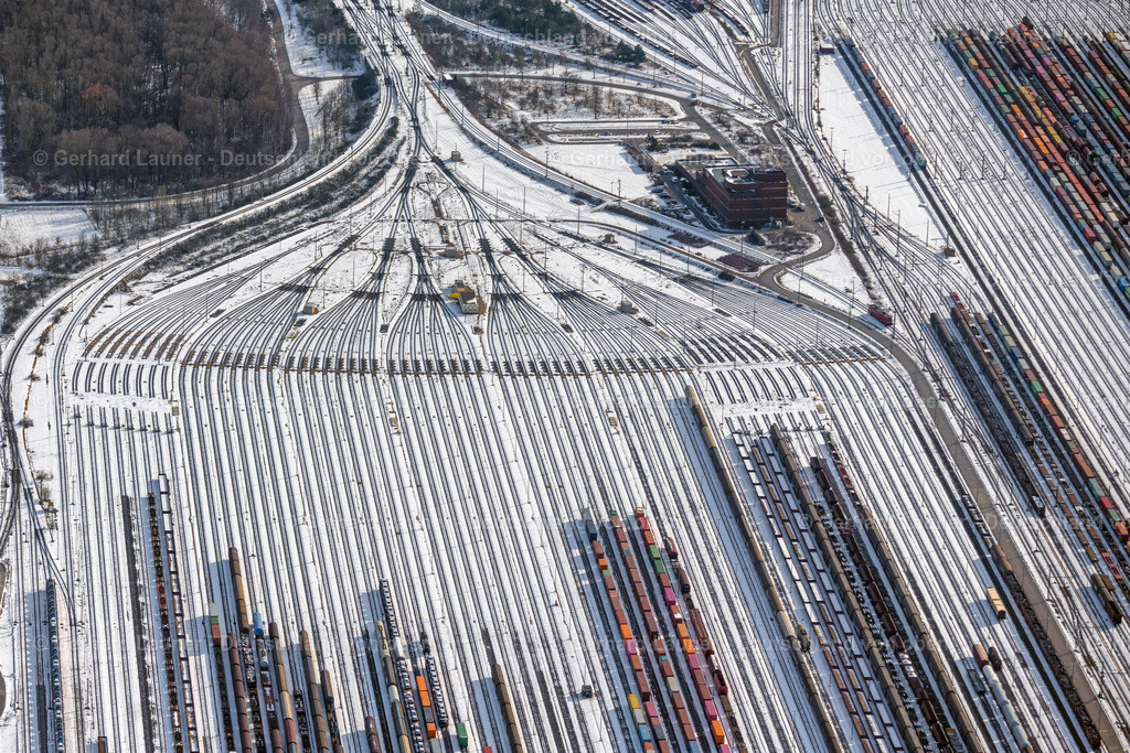 4044842 | bunte Eisenbahnwaggons im verschneiten Rangierbahnhof Maschen, Seevetal