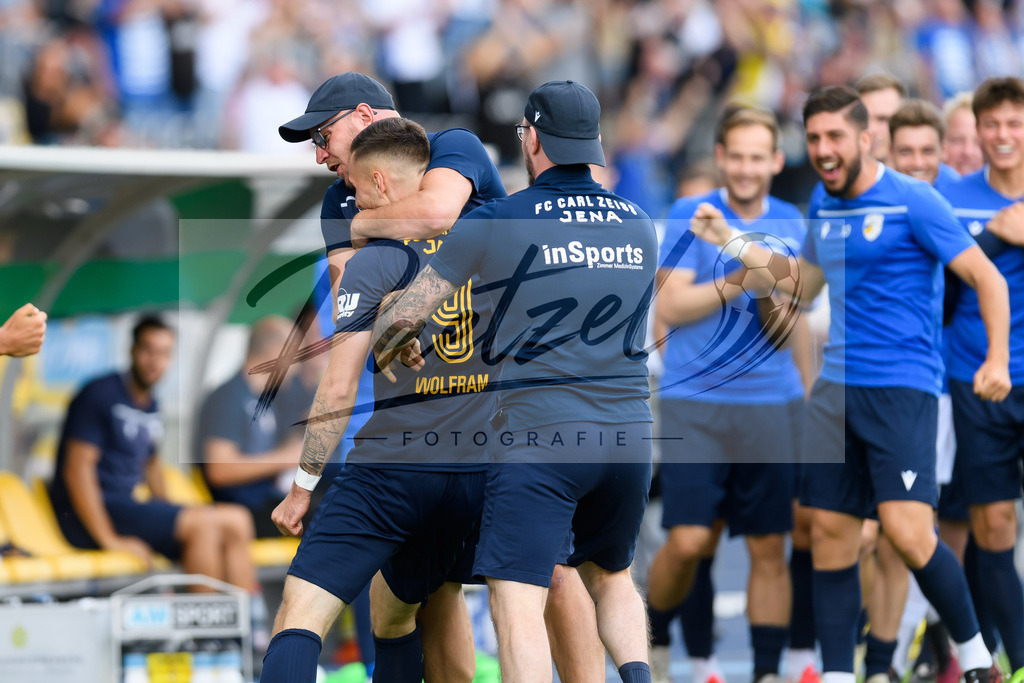 JENKOE20210808_011 | Fussball, Herren: Maximilian Wolfram (FC Carl Zeiss Jena) Torjubel, jubelt mit seiner Mannschaft nach dem Treffer zum 1:0 beim Spiel der 1. Runde im DFB-Pokal zwischen FC Carl Zeiss Jena und 1. FC Koeln im Ernst-Abbe-Sportfeld am 08.08.2021 in Jena, Deutschland.DFB / DFL REGULATIONS PROHIBIT ANY USE OF PHOTOGRAPHS AS IMAGE SEQUENCES AND/OR QUASI-VIDEO. - Realisiert mit Pictrs.com