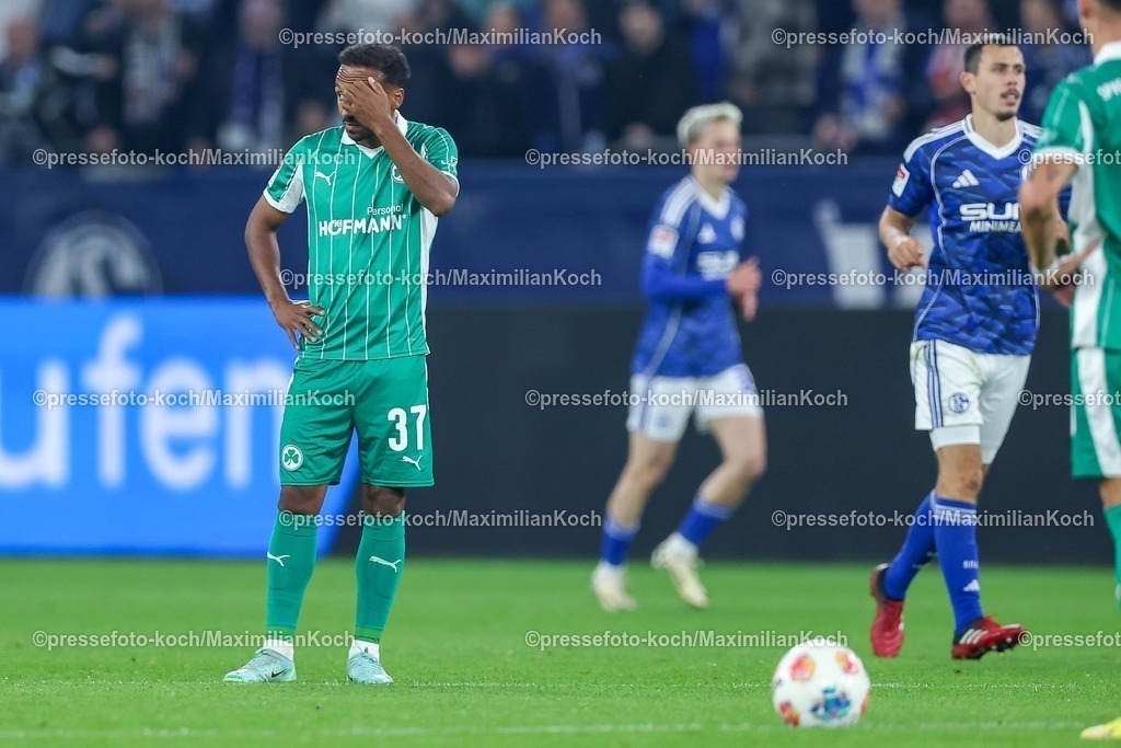 S0426092501196 | 25.09.2025, Fußball, FC Schalke 04 - SpVgg Greuther Fürth, 7.Spieltag, 2. Fußball Bundesliga, Veltins-Arena Gelsenkirchen, Saison 2025 2026: Julian Green (Greuther Fürth #37)  steht nach dem 0:1 Gegentor durch Torschütze Finn Porath (Schalke04 #27) enttäuscht auf demn Spielfeld. Im Hintergrund jubelt Schalke. EnttäuschungDFB regulations prohibit any use of photographs as image sequences and or quasi-video.