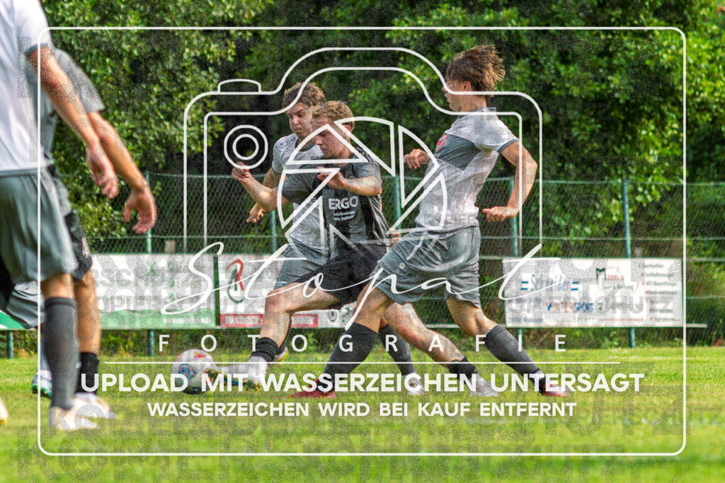 Kreisliga Herren HK - FG Fulde-Stellichte vs. Heidmark | v.l. Mattes Böhrnsen (Heidmark #8), Admin Spahic (FG Fulde-Stellichte #19), Philipp Huse (Heidmark #19); Kreisliga Herren HK - FG Fulde-Stellichte vs. Heidmark am 16.08.26 in Lehrdestadion, Stellichte - Realisiert mit Pictrs.com