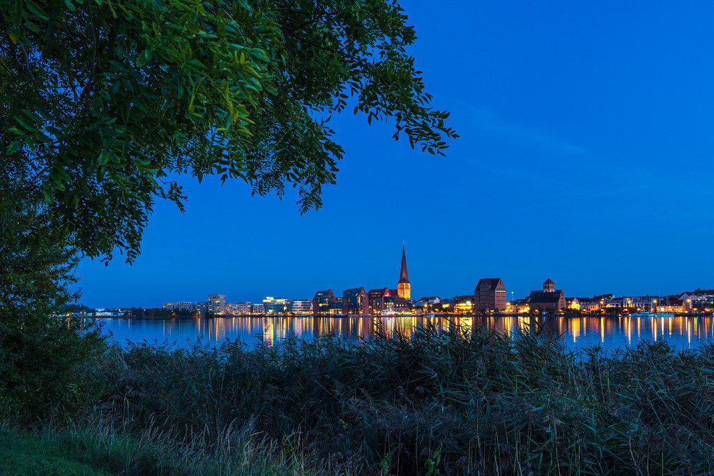 Blick über die Warnow auf die Hansestadt Rostock am Abend | Blick über die Warnow auf die Hansestadt Rostock am Abend.