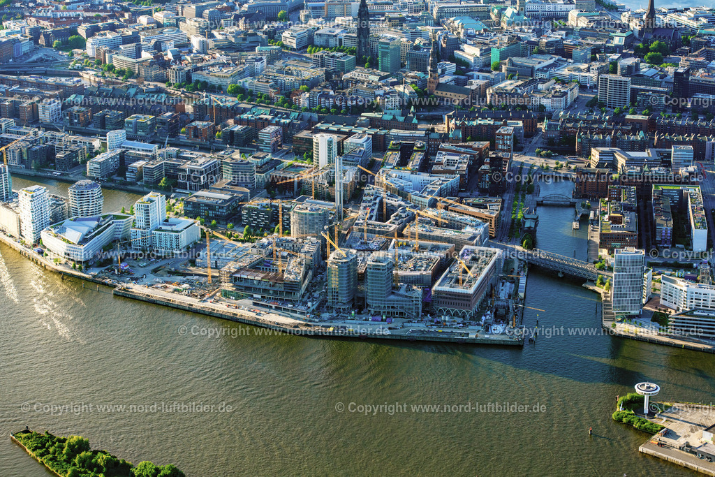Hamburg_Hafencity_Baustelle_Sandtorkai_ELS_2921210823 | HAMBURG 21.08.2023 Baustelle zum Neubau des Gebäudekomplexes des Einkaufszentrum am Überseequartier am Chicagokai - Osakaallee im Bereich des ehemaligen Grasbrooks im Ortsteil Hafencity in Hamburg, Deutschland. Weiterführende Informationen bei: CHRISTIAN DE PORTZAMPARC,  Depenbrock Bau GmbH & Co. KG,  F + Z Baugesellschaft, Zweigniederlassung der Hecker Bau GmbH & Co. KG,  Stump-Franki Spezialtiefbau GmbH,  Unibail-Rodamco Germany GmbH,  Unibail-Rodamco ÜSQ Süd Quartiersmanagement GmbH. // Construction site for the new building complex of the shopping center at Ueberseequartier at Chicagokai - Osakaallee in the area of the former Grasbrooks in the Hafencity district in Hamburg, Germany. Further information at: CHRISTIAN DE PORTZAMPARC,  Depenbrock Bau GmbH & Co. KG,  F + Z Baugesellschaft, Zweigniederlassung der Hecker Bau GmbH & Co. KG,  Stump-Franki Spezialtiefbau GmbH,  Unibail-Rodamco Germany GmbH,  Unibail-Rodamco UeSQ Sued Quartiersmanagement GmbH. Foto: Martin Elsen
