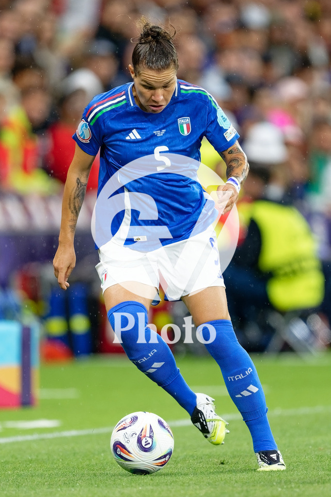 Portugal v Italy - UEFA Women's EURO 2025 Group B | GENEVA, SWITZERLAND - JULY 7:  Elena Linari of Italy controls the ball   during the UEFA Women's EURO 2025 Group B match between Portugal and Italy at Stade de Geneve on July 7, 2025 in Geneva, Switzerland. (Photo by Giuseppe Velletri/Sports Press Photo/Getty Images)
